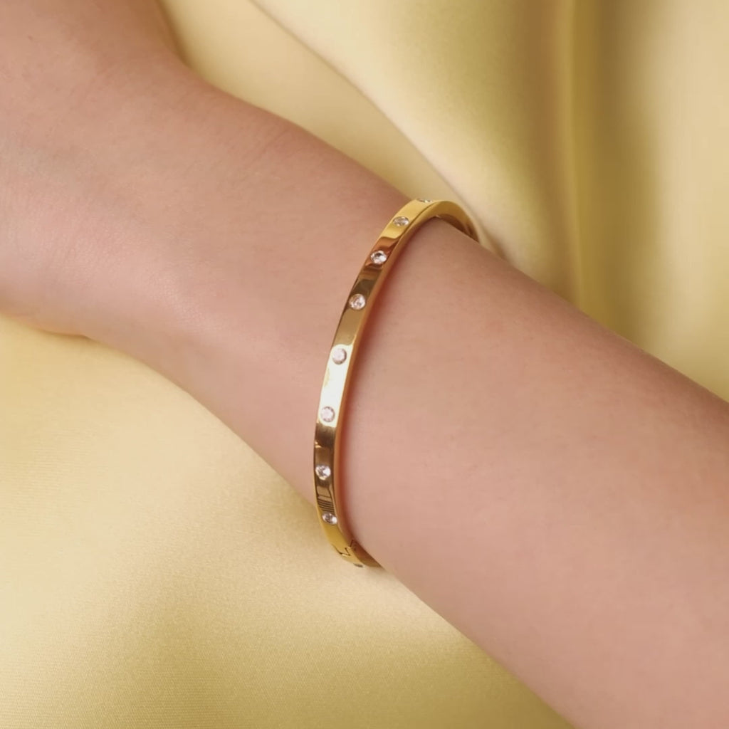 personalised womens jewellery in gold on model 